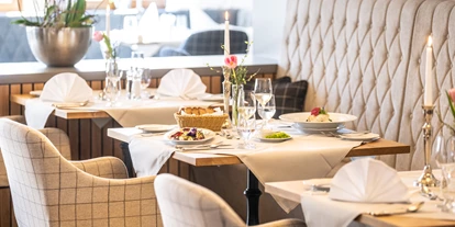 Wellnessurlaub - Day SPA - Eisenach (Eifelkreis Bitburg-Prüm) - Lichtdurchflutet und liebevoll eingerichtet – unser Restaurant im Michels Wohlfühlhotel in Schalkenmehren lädt zum Verweilen und Genießen ein. - Michels Wohlfühlhotel