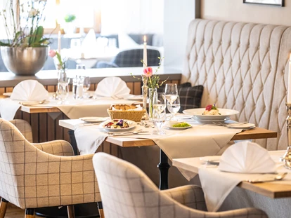 Wellnessurlaub - Verpflegung: Frühstück - Kall - Lichtdurchflutet und liebevoll eingerichtet – unser Restaurant im Michels Wohlfühlhotel in Schalkenmehren lädt zum Verweilen und Genießen ein. - Michels Wohlfühlhotel