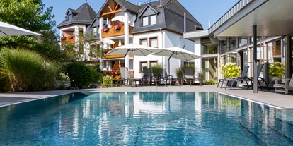 Wellnessurlaub - Day SPA - Eisenach (Eifelkreis Bitburg-Prüm) - Wellnessurlaub mit sonnigem, beheiztem Außenpool im Michels Wohlfühlhotel – entspannen mit Blick in unseren Garten. - Michels Wohlfühlhotel