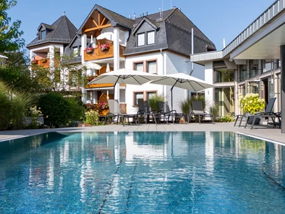 Wellnessurlaub - Verpflegung: Frühstück - Kall - Wellnessurlaub mit sonnigem, beheiztem Außenpool im Michels Wohlfühlhotel – entspannen mit Blick in unseren Garten. - Michels Wohlfühlhotel