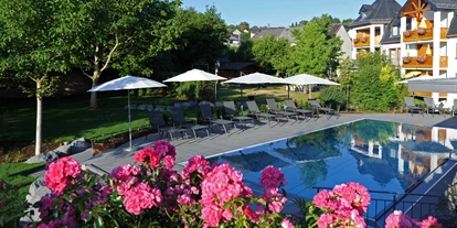 Wellnessurlaub - Day SPA - Eisenach (Eifelkreis Bitburg-Prüm) - Schwimmen im Außenpool des Michels Wohlfühl- und Wellnesshotels in Schalkenmehren in der Vulkaneifel. - Michels Wohlfühlhotel