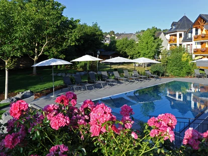 Wellnessurlaub - Verpflegung: Frühstück - Kall - Schwimmen im Außenpool des Michels Wohlfühl- und Wellnesshotels in Schalkenmehren in der Vulkaneifel. - Michels Wohlfühlhotel