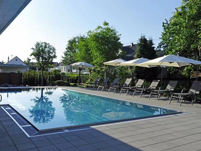Wellnessurlaub - Verpflegung: Frühstück - Kall - Den Abend im beheizten Außenpool ausklingen lassen - Wellnessurlaub oder DaySpa in der Vulkaneifel genießen. - Michels Wohlfühlhotel