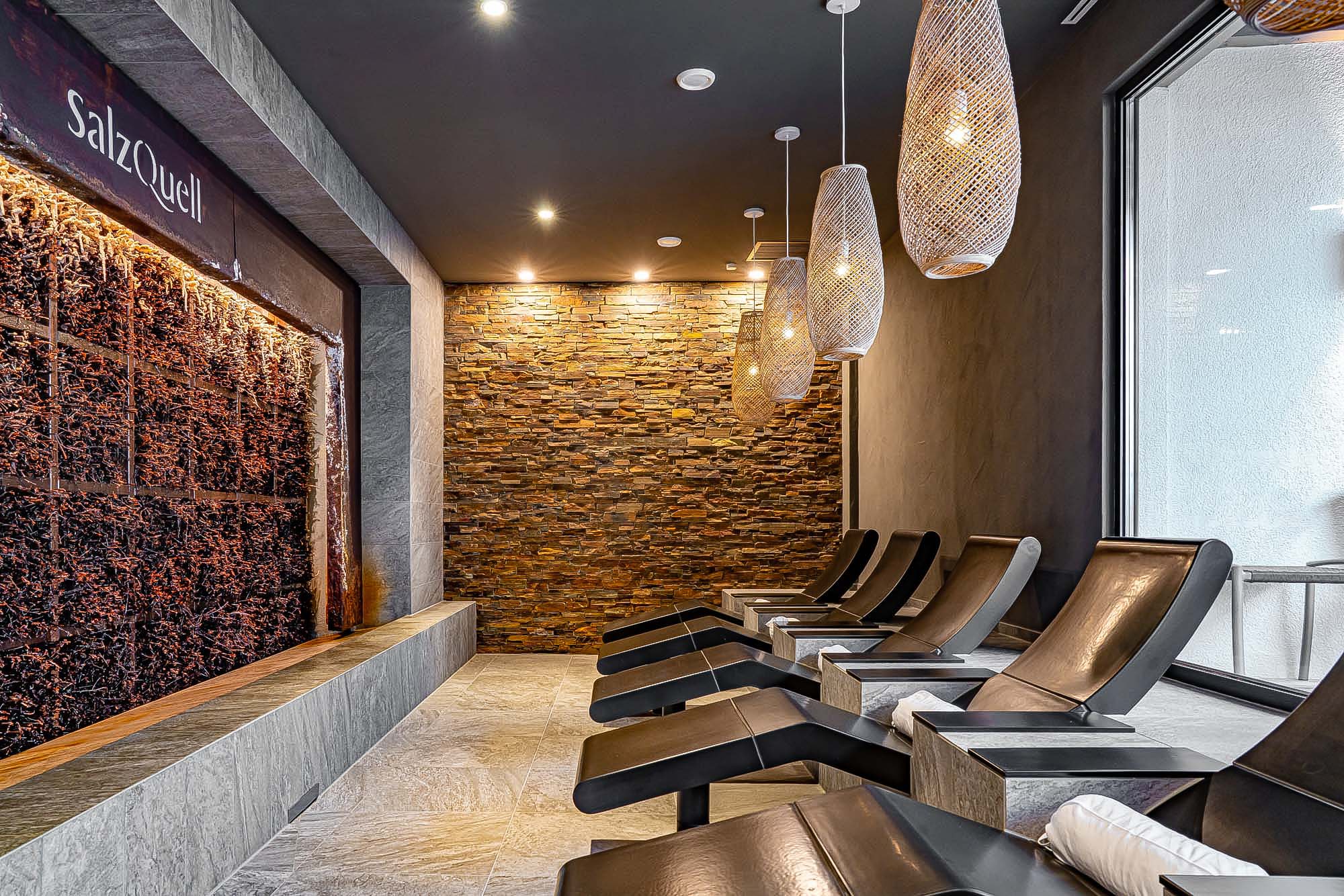 Wellnesshotel: Tief durchatmen, entspannen und die wohltuende salzfeuchte Luft im Gradierwerk genießen – im Wellnessbereich VitalQuell des Michels Wohlfühlhotels in Schalkenmehren. - Michels Wohlfühlhotel   - Sauna | Spa