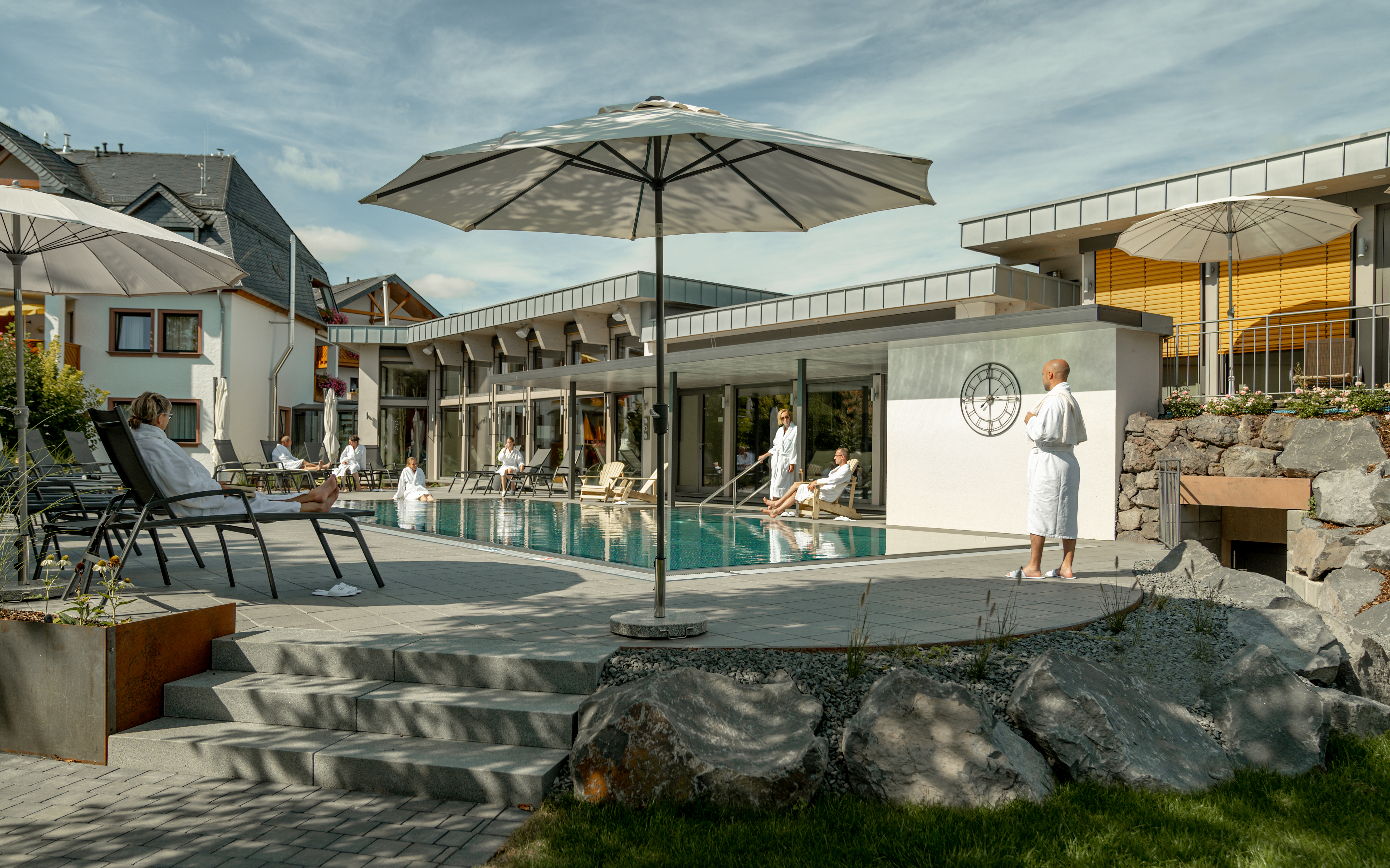 Wellnesshotel: Im Michels Wohlfühlhotel können Sie unseren beheizten Außenpool genießen, der sommerlich erfrischend und zu jeder Jahreszeit ein Highlight ist. - Michels Wohlfühlhotel   - Sauna | Spa, Wasser