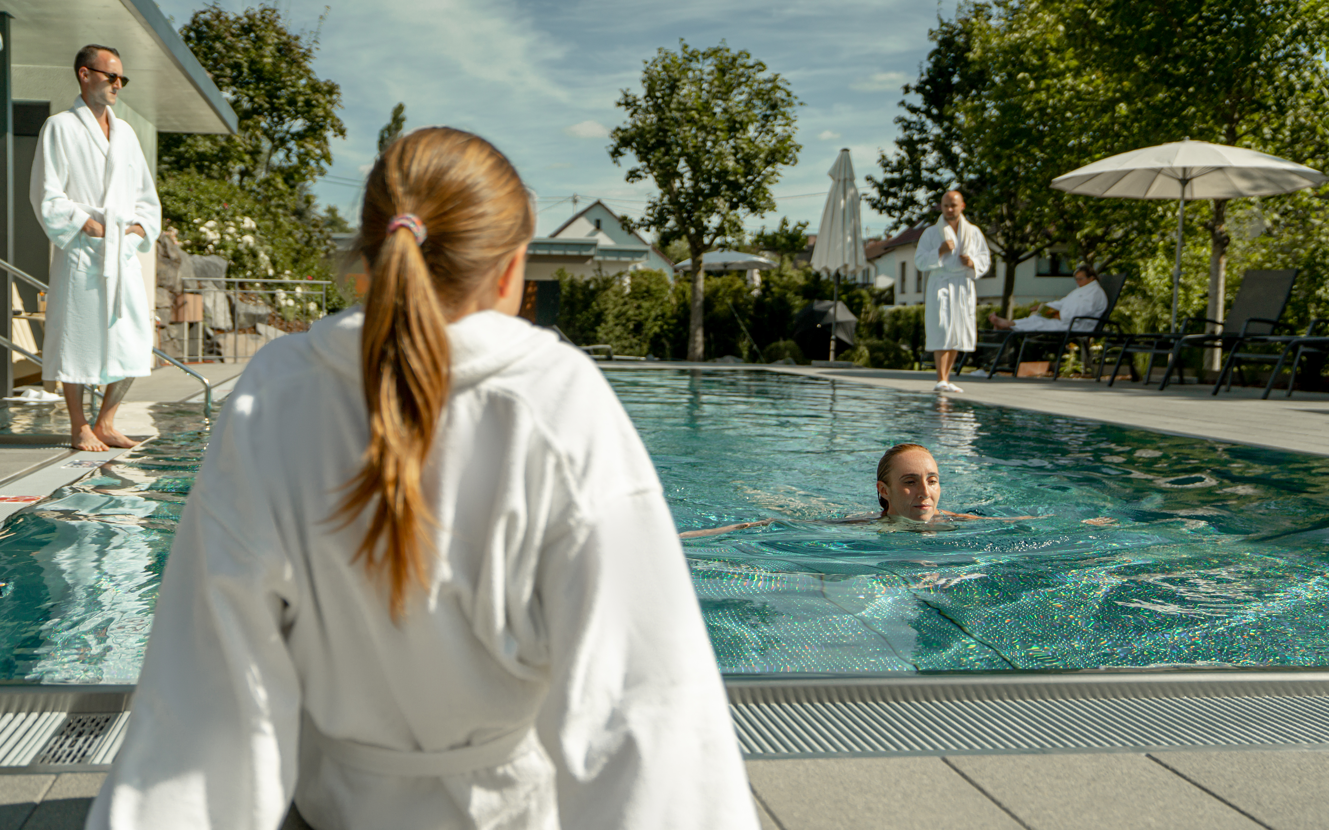 Wellnesshotel: Unser Außenpool im Michels Wohlfühlhotel lädt zum Entspannen und Schwimmen ein, perfekt für sonnige Sommertage. - Michels Wohlfühlhotel   - Sauna | Spa, Wasser