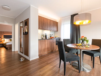 Wellnessurlaub - Verpflegung: Frühstück - Kall - Komfort Suite - Wohnzimmer / Kitchenette - Sporthotel Grafenwald