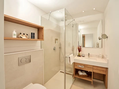Wellnessurlaub - Verpflegung: Frühstück - Kall - Komfort Suite DELUXE (Badezimmer) - neu ab Juli 2023  - Sporthotel Grafenwald