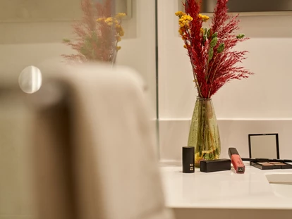 Wellnessurlaub - Verpflegung: Frühstück - Kall - Wellness Suite (Badezimmer mit Erlebnisdusche und Infrarotkabine) - neu ab Juli 2023 - Sporthotel Grafenwald