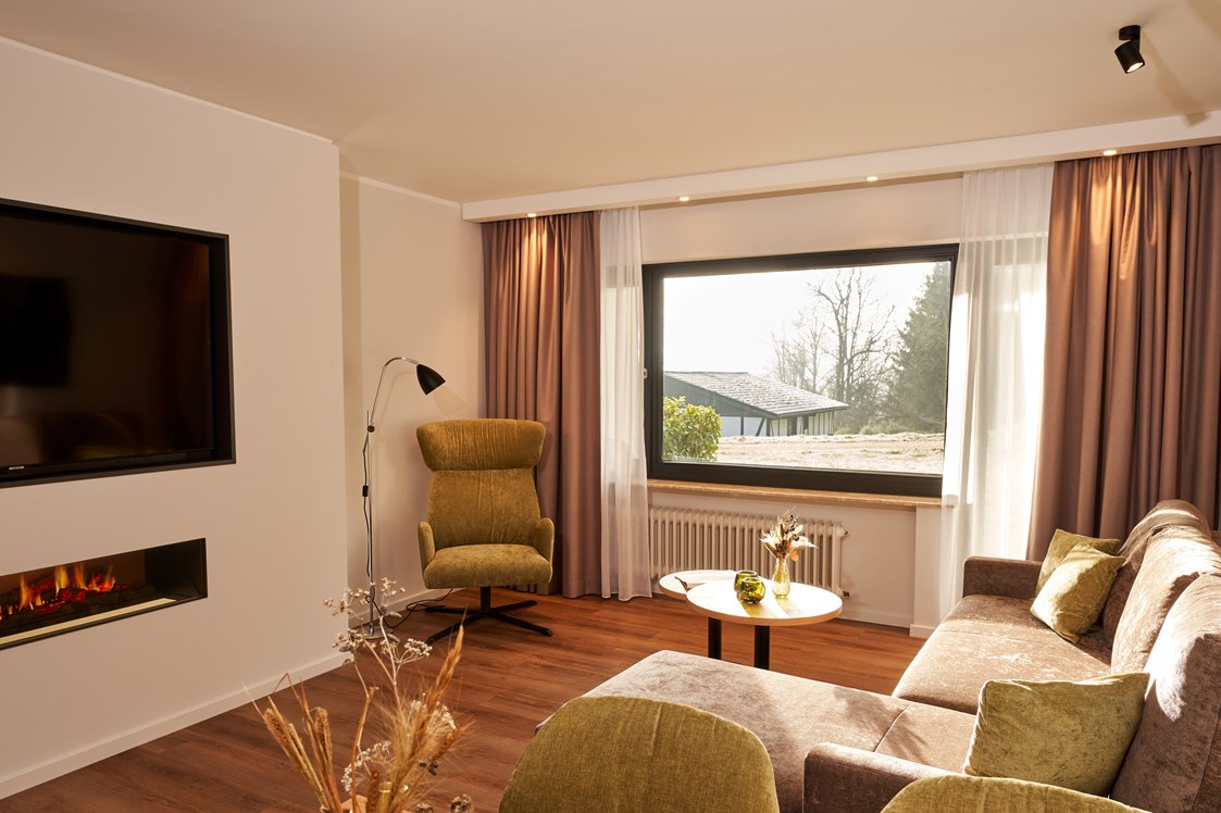 Wellnesshotel: Komfort Suite DELUXE (Wohnzimmer) - neu ab Juli 2023  - Sporthotel Grafenwald