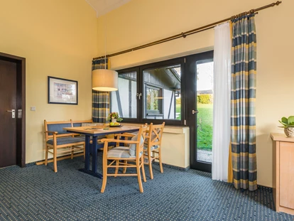 Wellnessurlaub - Verpflegung: Frühstück - Kall - Ferienhaus "Kastanie" - Wohnzimmer Essecke - Sporthotel Grafenwald