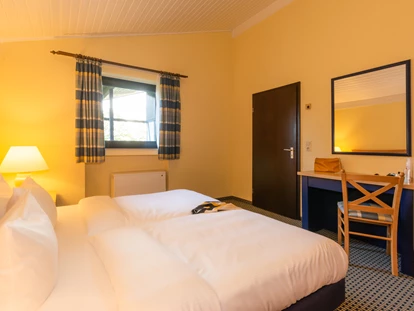 Wellnessurlaub - Verpflegung: Frühstück - Kall - Ferienhaus "Kastanie" - Schlafzimmer - Sporthotel Grafenwald