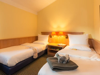 Wellnessurlaub - Verpflegung: Frühstück - Kall - Ferienhaus "Kastanie" - Schlafzimmer/Kinderzimmer - Sporthotel Grafenwald
