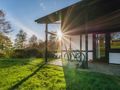 Wellnessurlaub - Verpflegung: Frühstück - Kall - Ferienhaus "Kastanie" - Terrasse - Sporthotel Grafenwald