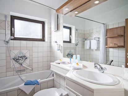 Wellnessurlaub - Verpflegung: Frühstück - Kall - Ferienhaus "Kastanie" - Badezimmer - Sporthotel Grafenwald