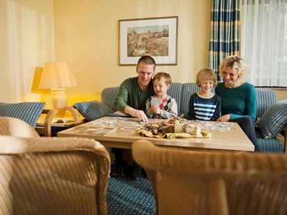 Wellnessurlaub - Verpflegung: Frühstück - Kall - Ferienhaus "Ahorn" - Wohnzimmer - Sporthotel Grafenwald