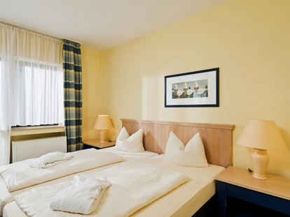 Wellnessurlaub - Verpflegung: Frühstück - Kall - Ferienhaus "Ahorn" - Schlafzimmer - Sporthotel Grafenwald