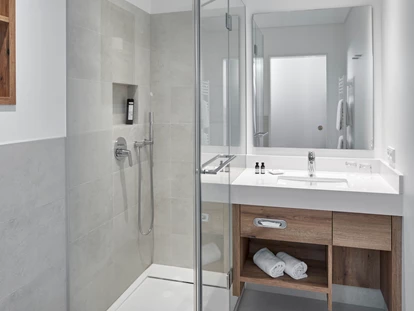 Wellnessurlaub - Verpflegung: Frühstück - Kall - Komfort Suite DELUXE - Badezimmer - Sporthotel Grafenwald