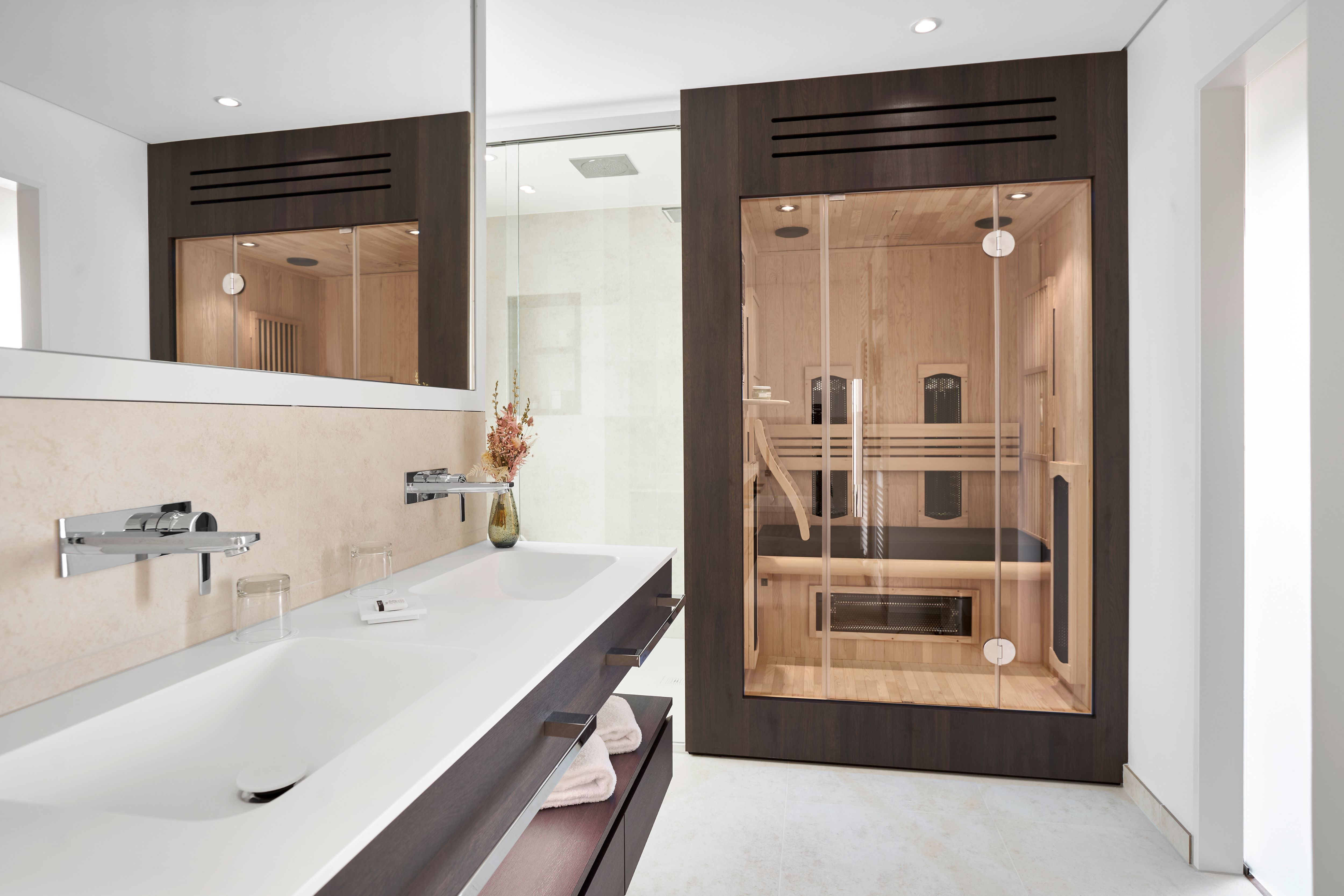 Wellnesshotel: Wellness Suite (Badezimmer mit Erlebnisdusche und Infrarotkabine) - Sporthotel Grafenwald