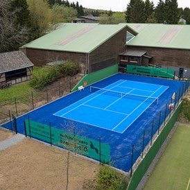 Wellnesshotel: Tennishalle und Außenplatz - Sporthotel & Resort Grafenwald