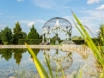 Wellnessurlaub - Pools: Außenpool beheizt - Erzgebirge - Teich Hotelgarten - Romantik Hotel Schwanefeld & Spa