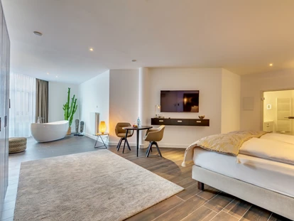 Wellnessurlaub - Pools: Außenpool beheizt - Erzgebirge - Linné Junior Suite - Romantik Hotel Schwanefeld & Spa