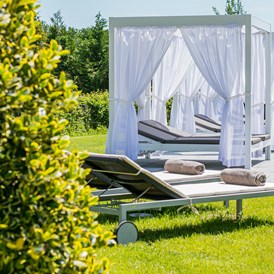 Wellnesshotel: Liegen am Pool Spa - Romantik Hotel Schwanefeld & Spa