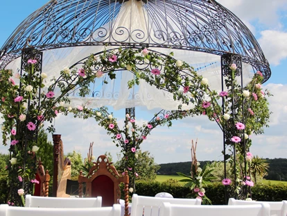 Wellnessurlaub - Pools: Außenpool beheizt - Erzgebirge - Garten mit Pavillon - Romantik Hotel Schwanefeld & Spa