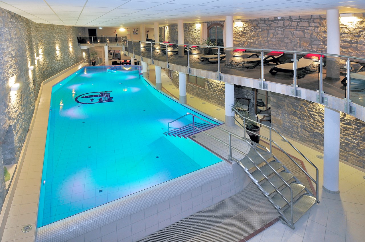 Hotel & Spa Wasserschloss Westerburg Saunen und Bäder im Detail Schwimmbad