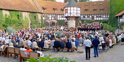 Wellnessurlaub - Bad Harzburg - Innenhof Konzert - Hotel & Spa Wasserschloss Westerburg