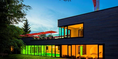 Wellnessurlaub - Bad Harzburg - Badehaus bei Nacht  - Naturresort & Spa Schindelbruch