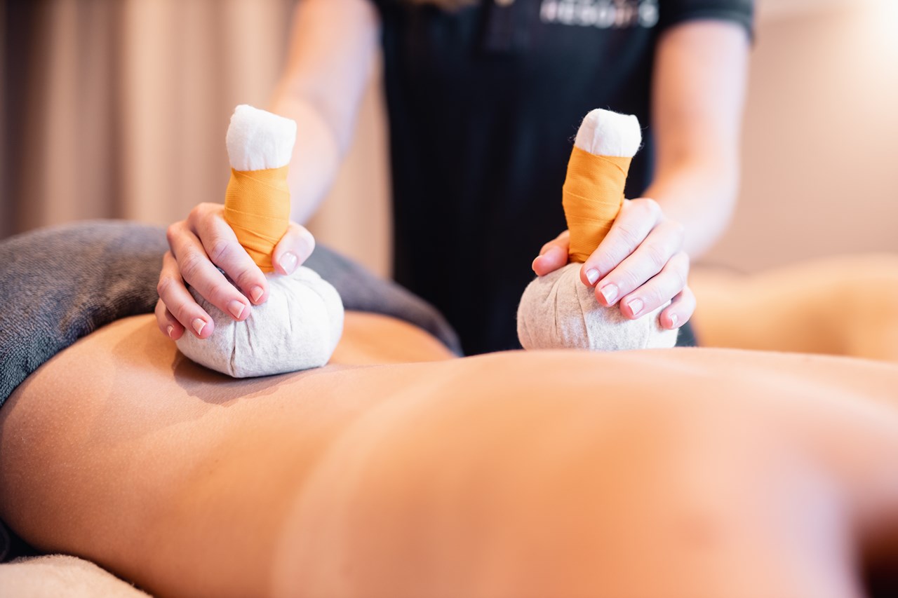 Das Walchsee Aktivresort Massagen im Detail Kräuterstempelmassage