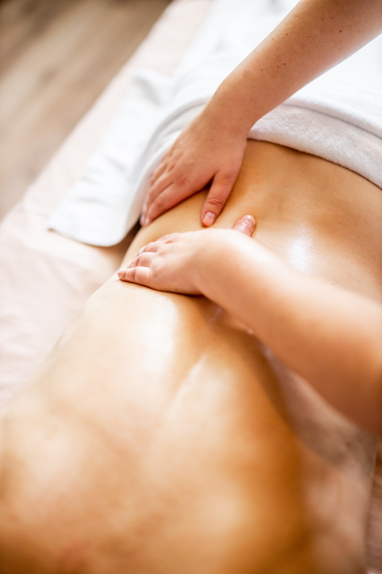 Das Walchsee Sportresort Massagen im Detail Honigmassage
