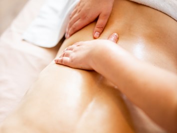 Das Walchsee Sportresort Massagen im Detail Honigmassage