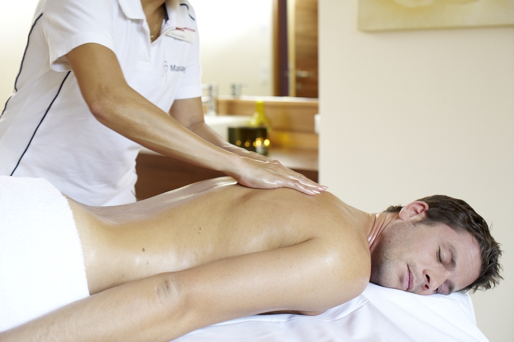 Das Hopfgarten Familotel Tirol Massagen im Detail Sportmassage