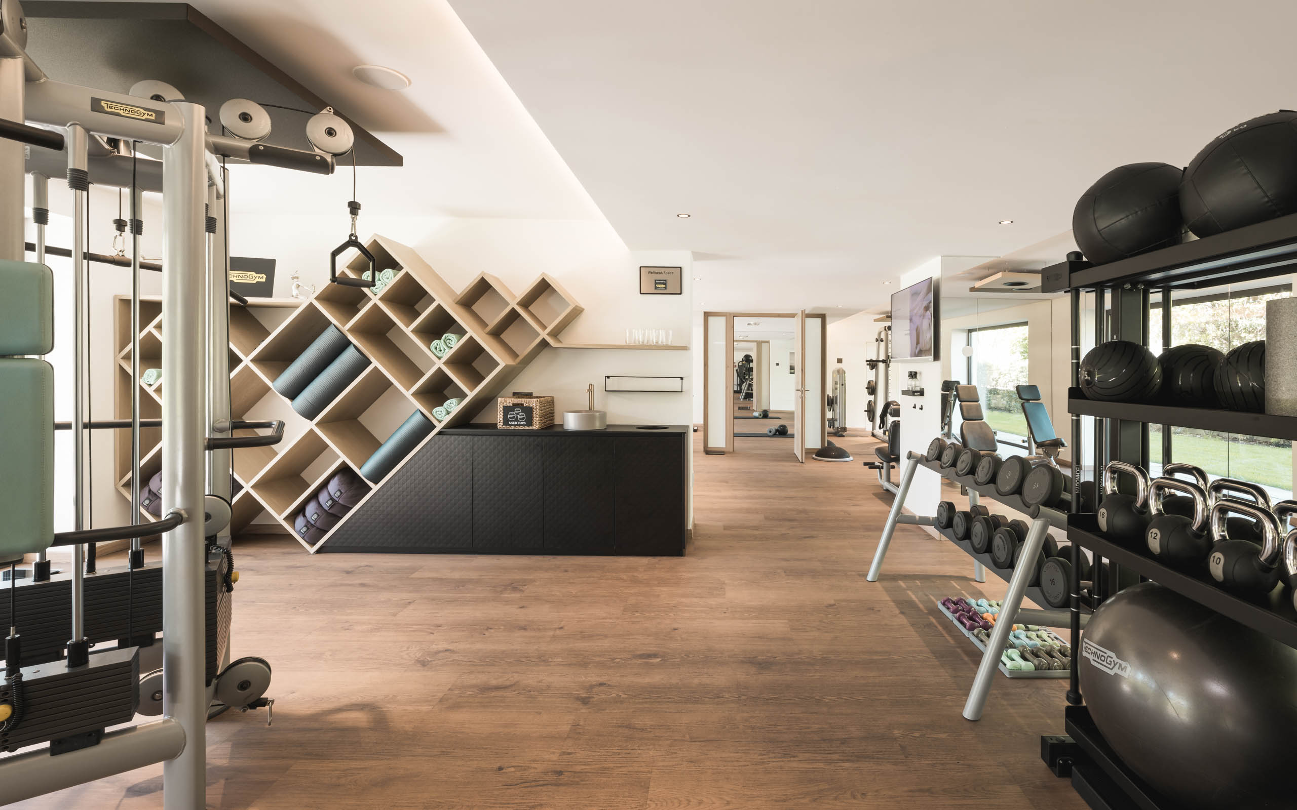 Wellnesshotel: sehr gut ausgestattetes Gym - SEELEITEN Lake Spa Hotel - Hotel | Umgebung