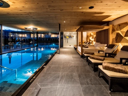 Wellnessurlaub - Dorf Tirol - Hallenbad by Night - Hotel Sun