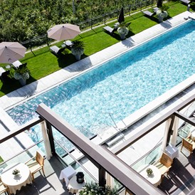 Wellnesshotel: Schwimmbad und Terrassenansicht - Hotel Patrizia