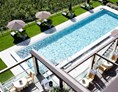 Wellnesshotel: Schwimmbad und Terrassenansicht - Hotel Patrizia