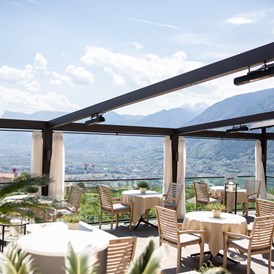 Wellnesshotel: Unsere Terrasse. Wir servieren in den Sommermonaten sowohl das Frühstück als auch das Abendessen auf der Terrasse.  - Hotel Patrizia