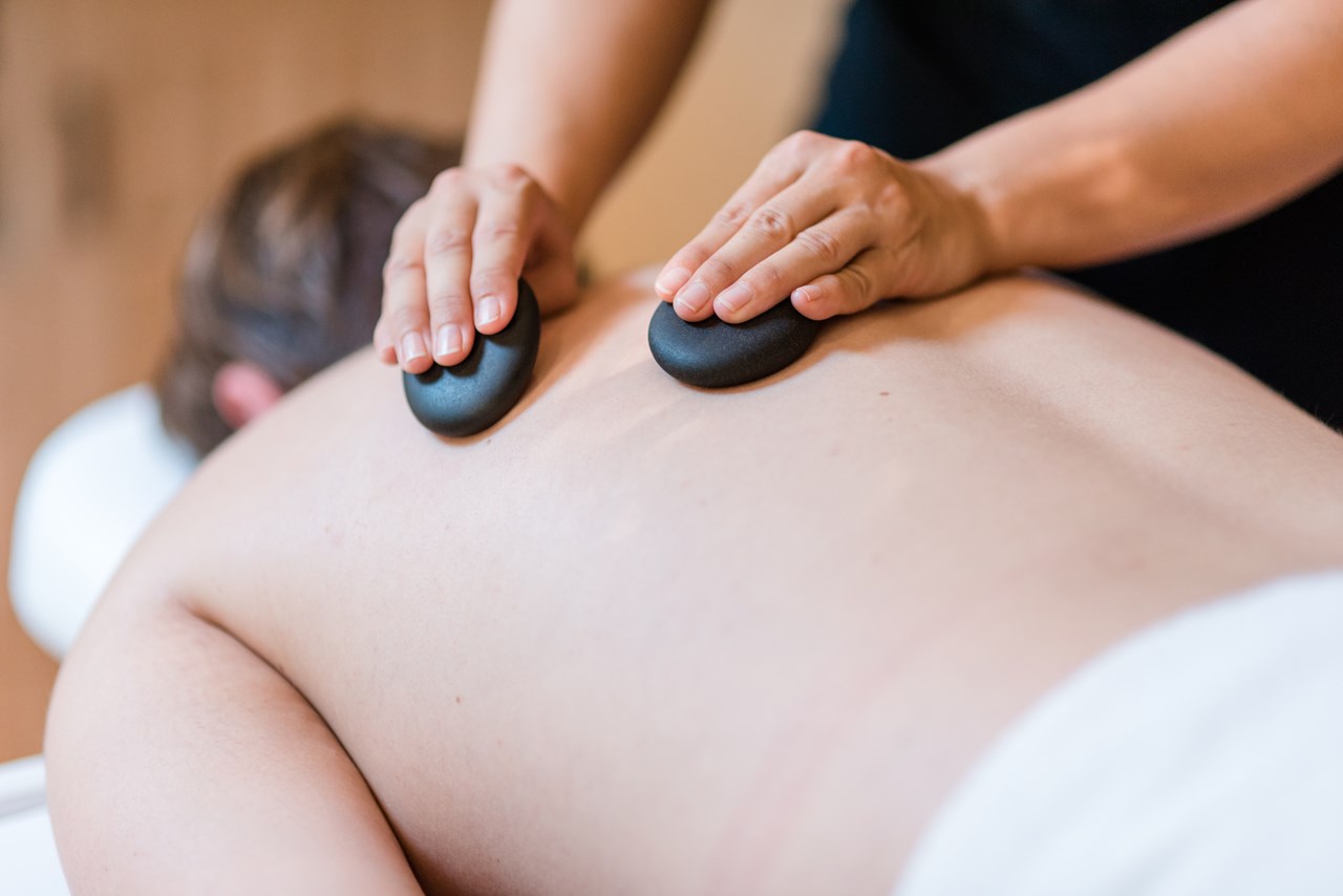 TRIHOTEL Rostock Massagen im Detail Hot-Stone-Massage