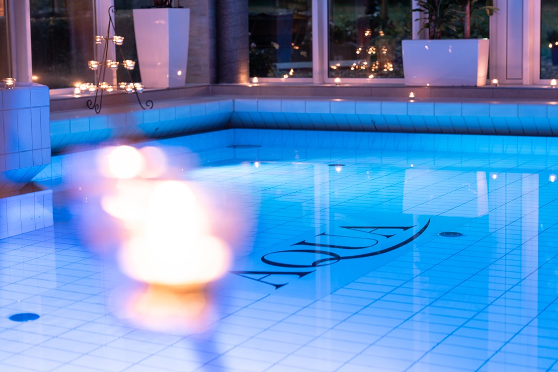 Wellnesshotel: Schwimmbad im Kerzenschein von über 100 Kerzen  - TRIHOTEL Rostock