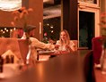 Wellnesshotel: Restaurant 5 Elemente mit Kamin, Wasserfall und Walddecke mit Lichtemotionen - TRIHOTEL Rostock