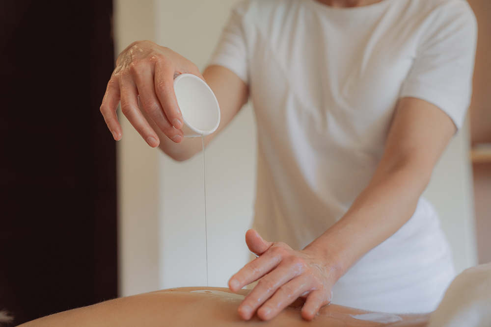 Alpbacherhof****s - Mountain & Spa Resort Massagen im Detail Entspannende Aromaölmassage