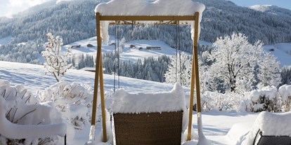 Wellnessurlaub - Tirol - Verschneite Liege im Adults Only Außenbereich © Alpbacherhof Matthias Sedlak - Alpbacherhof****s - Mountain & Spa Resort