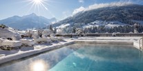 Wellnessurlaub - Tirol - Panorama Pool mit Blick Galtenberg und Wiedersbergerhorn© Alpbacherhof Matthias Sedlak - Alpbacherhof****s - Mountain & Spa Resort