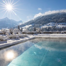 Wellnesshotel: Panorama Pool mit Blick Galtenberg und Wiedersbergerhorn© Alpbacherhof Matthias Sedlak - Alpbacherhof****s - Mountain & Spa Resort