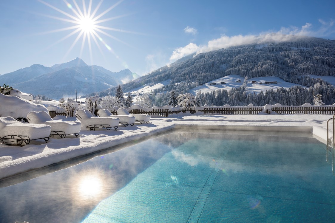 Wellnesshotel: Panorama Pool mit Blick Galtenberg und Wiedersbergerhorn© Alpbacherhof Matthias Sedlak - Alpbacherhof****s - Mountain & Spa Resort