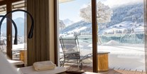 Wellnessurlaub - Zell am Ziller - Panorama-Ruheraum mit winterlichem Ausblick© Alpbacherhof Matthias Sedlak - Alpbacherhof****s - Mountain & Spa Resort