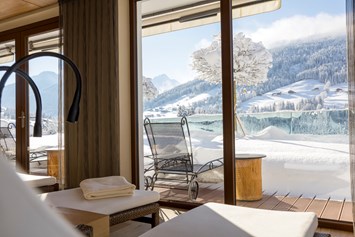 Wellnesshotel: Panorama-Ruheraum mit winterlichem Ausblick© Alpbacherhof Matthias Sedlak - Alpbacherhof****s - Mountain & Spa Resort